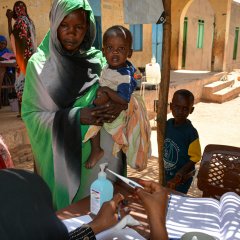 Fatima und ihre vier Kinder in einer unserer mobilen Kliniken. El Geneina, Sudan, Juni 2022.