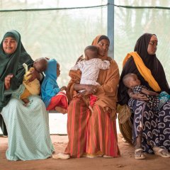 Mütter warten mit ihren Kindern in der Gesundheitsstation des Geflüchtetencamps Dagahaley in Dadaab. Kenia, Juli 2019.
