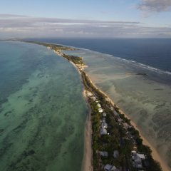 Dronenaufnahme von Süd Tarawa. Kiribati, März 2023.