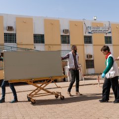 Unsere Mitarbeiter:innen versuchen mit den vorhandenen Mitteln zu arbeiten, um das Krankenhaus in Bashair wieder einsatzfähig zu machen. Khartoum, Sudan. 13. Mai 2023.