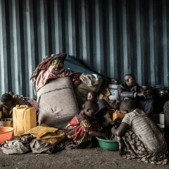 Vertriebene im Camp Rusayo warten darauf, Wasser zu holen. DR Kongo, April 2023.