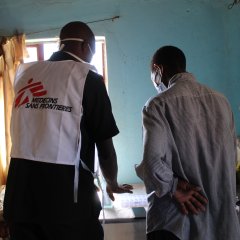 Ein MSF-Krankenpfleger erklärt einem Patienten die Tuberkulosebehandlung in der Region Shiselweni. Eswatini, September 2020.