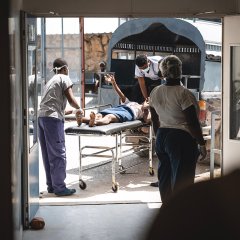 Ein Patient kommt am Eingang des Spitals in Tabarre an. Port-au-Prince, Haiti 2023.
