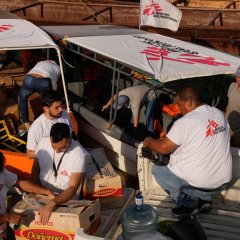 Unser Team transportiert medinzinisches Material mit Booten für ein Gesundheitszentrum in den abgelegenen Gemeinden des Amacuro-Deltas. Venezuela, Mai 2023.