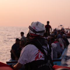 Am 3. Juli 2023 führte unser Team an Bord der Geo Barents vier verschiedene Rettungsaktionen in der maltesischen SAR-Zone durch. Insgesamt wurden 196 Überlebende gerettet, darunter 47 unbegleitete Minderjährige, 16 Frauen und ein Baby. Zentrales Mittelmeer, Juli 2023.