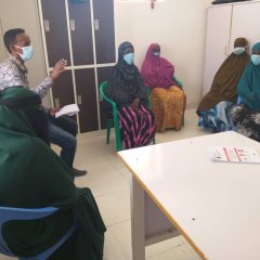 Mütter erhalten im Las Anod-Spital in Sool Informationen zu COVID-19.