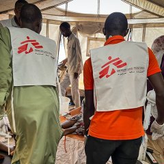 Alors que la violence fait rage dans l'ouest du Darfour, les blessés arrivent par vagues à l'hôpital d'Adré, au Tchad, où ils sont soignés par les équipes de MSF et du ministère de la Santé. 16 juin 2023