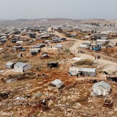 Un camp de personnes déplacées dans le gouvernorat d'Idlib, au nord-ouest de la Syrie. Le camp a accueilli de nouvelles familles déplacées à la suite du tremblement de terre. Mai 2023, nord-ouest de la Syrie 