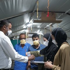 L'équipe médicale de MSF effectue une ronde dans l'unité d'isolement de l'hôpital de traumatologie de Mocha. 10 juin 2023