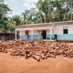 Vue du nouveau poste de santé de Nganzi construit par MSF, derrière les décombres de l'ancien. 22 mars 2023.