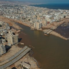 Vue aérienne de la dévastation après les inondations causées par la tempête Daniel qui a ravagé la région, à Derna, en Libye, le 17 septembre 2023.