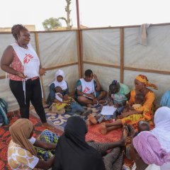 Pierette, MSF-Gesundheitspromotorin, betreut den «Club der Frauen» in Kongoussi. Das Ziel ist, mittels Aufklärungsveranstaltungen die Gesundheit der Mütter und Neugeborenen zu verbessern. Burkina Faso, 29. Juni 2023.