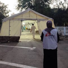 Tente et femme avec gilet MSF