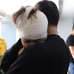 Un jeune garçon blessé par une frappe aérienne à Gaza serre son père dans ses bras après avoir été soigné à l'hôpital Al Shifa. 19 octobre 2023
