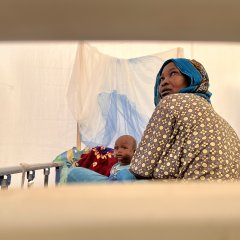 Eine Mutter mit ihrem Kind im ambulanten therapeutischen Ernährungszentrum des Spitals in Adré.Tschad, November 2023.
