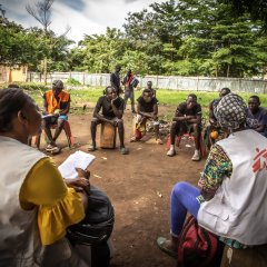 In einem Park in Bangui klären unsere Mitarbeitende Jugendliche und junge Erwachsene über sexualisierte Gewalt und Familienplanung auf. Zentralafrikanische Republik, Mai 2023.