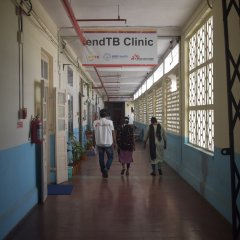 Ein MSF-Mitarbeiter begleitet zwei Patientinnen, die an der klinischen Studie endTB teilgenommen haben. Oktober 2023.