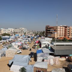 Behelfsmässiges Camp vor dem Nasser-Spital, in dem die meisten Abteilungen heute nicht mehr funktionsfähig sind. Südlicher Gazastreifen, 24. November 2023.