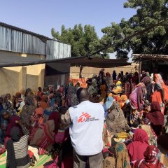 Mütter mit ihren Kindern warten vor unserer Klinik im Samsam-Camp, 15 km von El Fasher. Sudan, Nord-Darfur, Januar 2024.