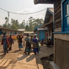 Patienten:innen und Pflegepersonal gehen an der Kinderstation des allgemeinen Referenzspitals von Mweso in Nord-Kivu vorbei. DR Kongo, August 2023.