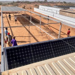 Der Container mit ausziehbaren Solarmodulen wird in Ourang, im Osten des Tschad, aufgefaltet. Dort leisten unsere Teams medizinische Versorgung für rund 50 000 Flüchtlinge, die vor dem Konflikt im benachbarten Sudan geflohen sind. 10. November 2024.