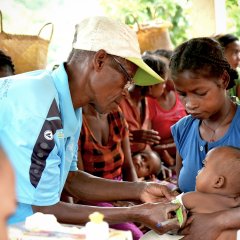 Von 2022 bis März 2024 haben unsere Teams in Ikongo, im Süden des Landes, in Zusammenarbeit mit der Gesundheitsbehörde 2205 Kinder unter 5 Jahren diagnostiziert und behandelt. Diese litten sowohl an Mangelernährung als auch an Malaria.