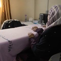 Une femme attendant le début de sa consultation avec MSF. Ville de Rafah, Gaza.
