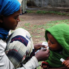 Une jeune fille nourrit sa petite soeur avec de l'alimentation thérapeutique Plumpy'nut à Shalla (Aje), Oromiya la région, Ethiopie du sud. 