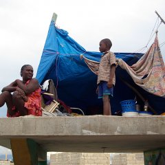 Depuis début octobre, sans aucune alternative d'hébergement, environ 10'000 personnes, sur une population totale de 200'000, se retrouvent toujours à dormir sur les toits, dans des tentes ou des abris fragiles faits de morceaux de bois et de draps.
