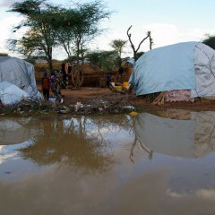 La surpopulation pousse les nouveaux arrivants à s’installer dans des zones inondables. Dagahaley, Kenya. 2009.