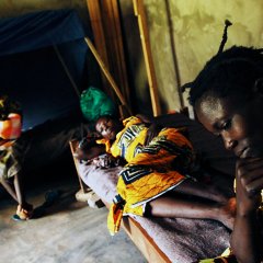 Des patientes et une «accompagnante» au centre de santé de Wawe, une structure appuyée par MSF dans le Haut-Uélé, République démocratique du Congo. 2009.