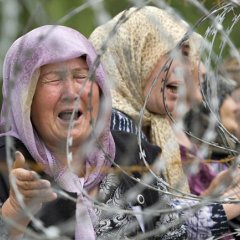 Réfugiés fuyant les violences de leur ville à la frontière entre l'Ouzbékista et le Kyrgyzstan dans la région de Osh