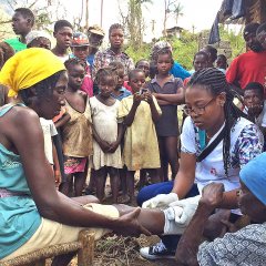 Une infirmière MSF soigne une patiente lors d’une clinique mobile dans le village de Nan Sevre, seulement accessible par hélicoptère.