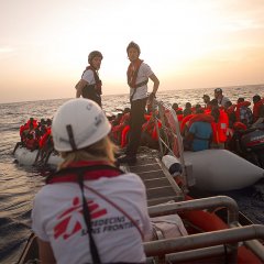 Les équipes de MSF et SOS MEDITERRANNEE lors d’une opération de sauvetage. Ils ont secouru plus de 180 personnes de ce bateau pneumatique.