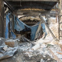 L’entrée principale d’un hôpital après des bombardements récents.