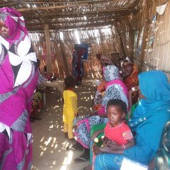 Les mères attendent avec leurs enfants pour obtenir une consultation médicale à l’hôpital de l’Etat du Nil blanc.