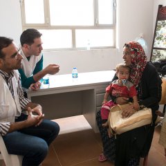 Le psychologue Mahmoud Habeb, parle avec une patiente, accompagné de Bilal Budair, responsable MSF pour les soins de santé mentale à Erbil.