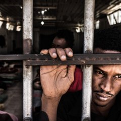 Un migrant Erythréen dans sa cellule au centre de détention de Gharyan en Libye.