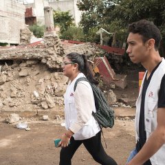 Au cours des premières 24 heures, les équipes MSF ont commencé à fournir un soutien psychosocial aux personnes dans les zones où les bâtiments se sont effondrés.