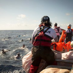 Les migrants et réfugiés ne peuvent en aucun cas être ramenés et piégés en Libye. Tout devrait être fait pour assurer leur survie et sécurité.