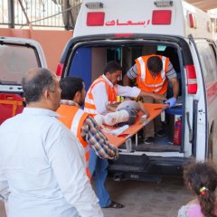 Une ambulance refère une patiente dans un autre hôpital après l'avoir stabilisée dans l'hôpital MSF à Mossoul Ouest.
