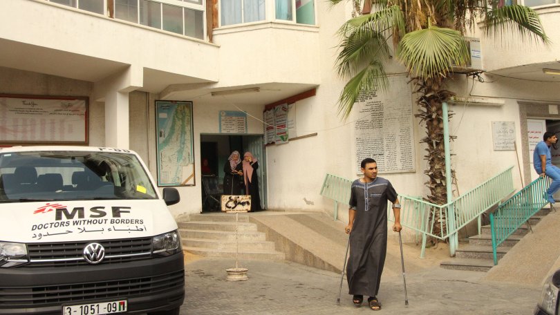 Un patient devant l'hôpital de al-Awda à Gaza.
