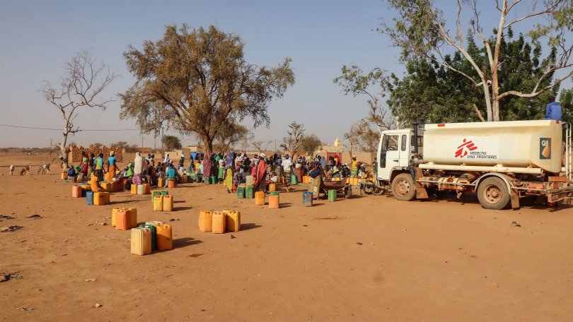 Une distribution d'eau à Djibo au Burkina Faso. Février 2020.