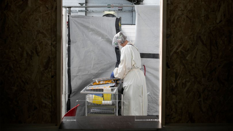 Eine MSF-Pflegefachfrau bereitet die Behandlung eines Covid-19-Patienten vor. Belgien, 6. Mai 2020.