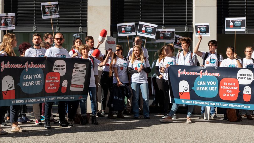 Le personnel MSF manifestant à Zoug devant les bureaux de Johnson & Johnson en Suisse.