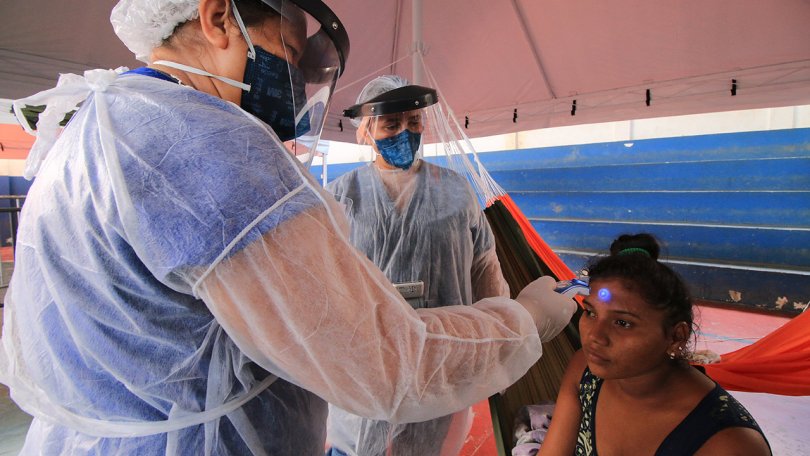 Prise de la température d’une patiente dans le centre d’isolement de Manaus. Manaus, Brésil, 3 juin 2020