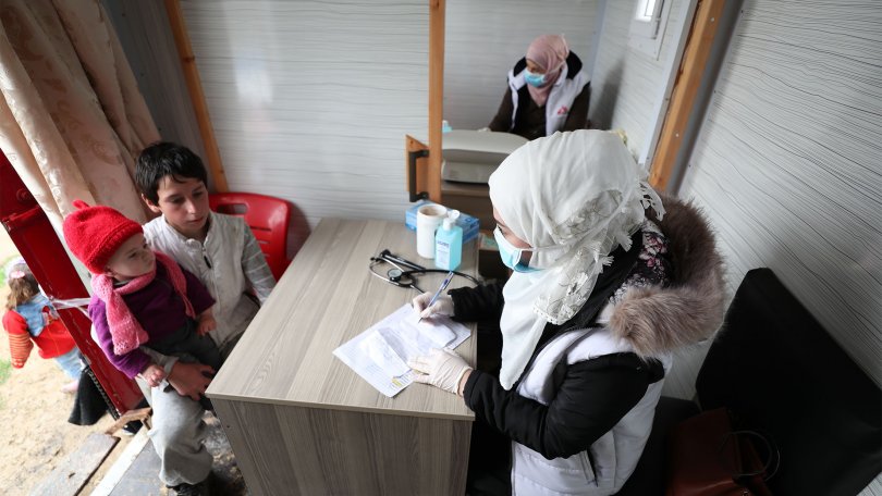Eine MSF-Pflegefachfrau hält in einem Vertriebenenlager im Nordosten Syriens eine Sprechstunde ab.