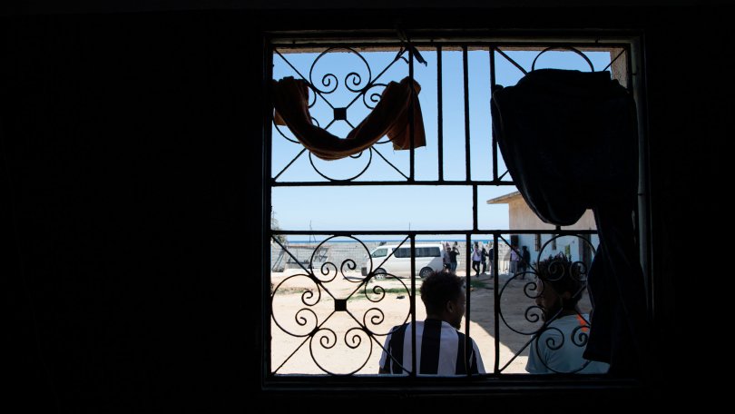 Le centre de détention de Souq Al-Khamis, situé près de la mer, dans la ville de Khoms, en Libye.