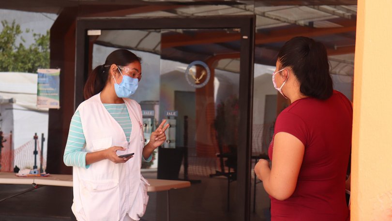 Eine Gesundheitspromotorin empfängt im Covid-19-Zentrum in Matamoros eine Familie. Tamaulipas, Mexiko.