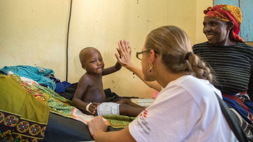 Julia et Jabani, 3 ans, qui a été admis dans un état critique : il a failli mourir deux fois. Il a eu une paralysie intestinale. Nduta, Tanzanie, 29.11.2018.